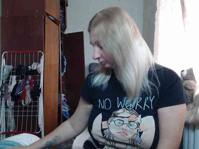 BustyBlondy webcam