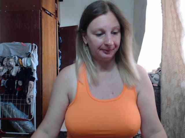 BustyBlondy webcam
