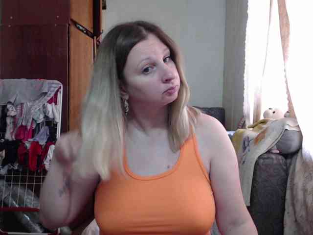 BustyBlondy webcam