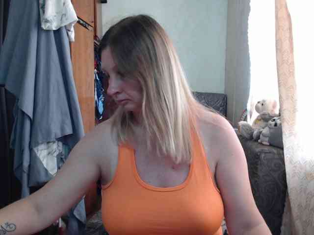BustyBlondy webcam