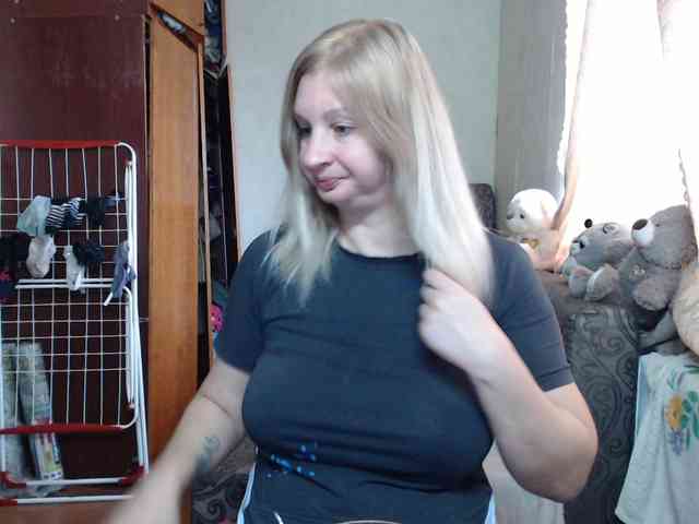 BustyBlondy webcam