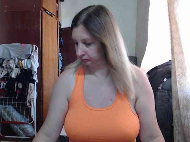 BustyBlondy webcam