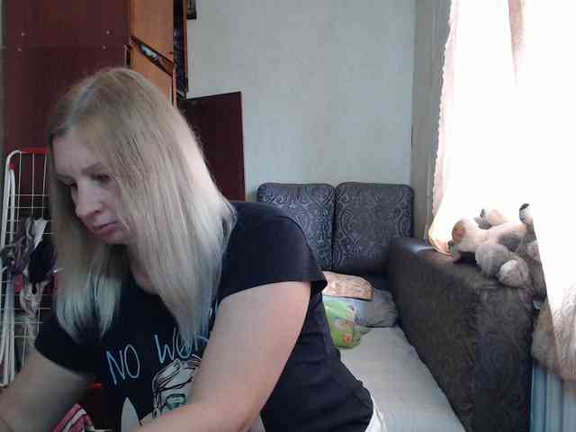 BustyBlondy webcam