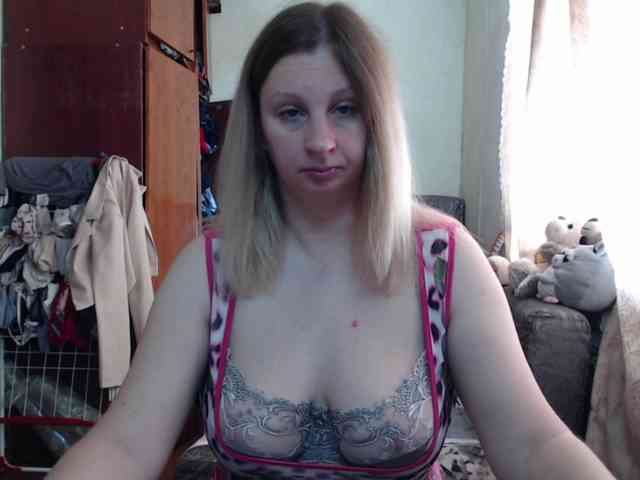 BustyBlondy webcam