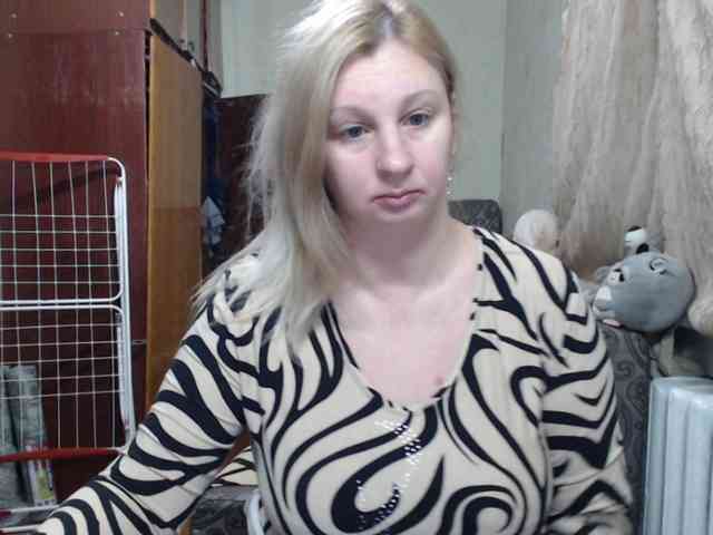 BustyBlondy webcam