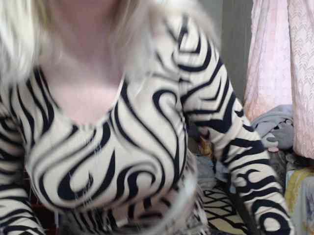 BustyBlondy webcam