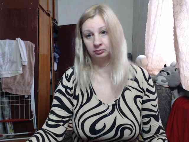 BustyBlondy webcam