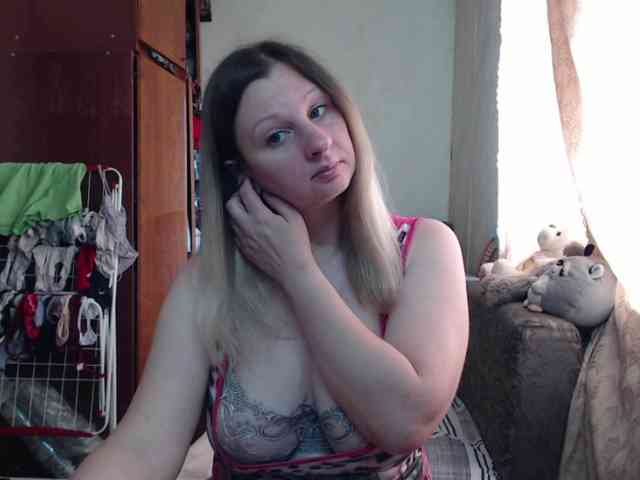 BustyBlondy webcam