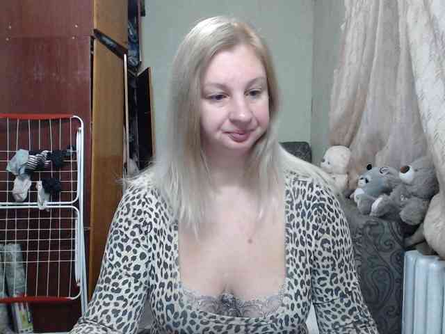 BustyBlondy webcam
