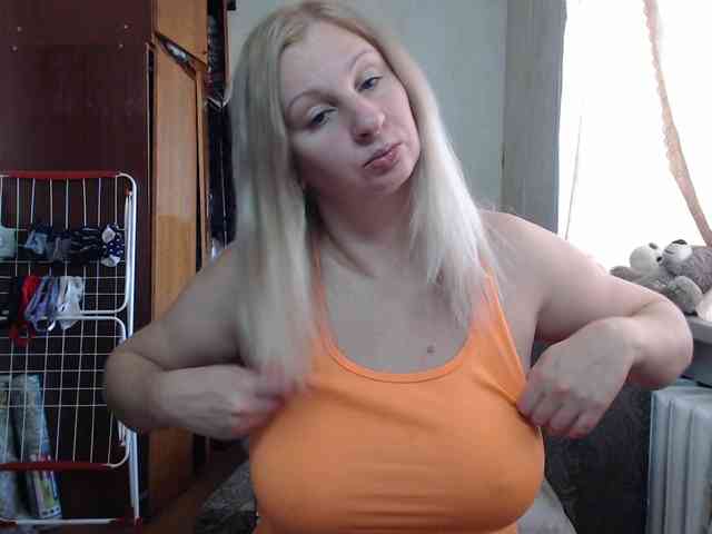 BustyBlondy webcam