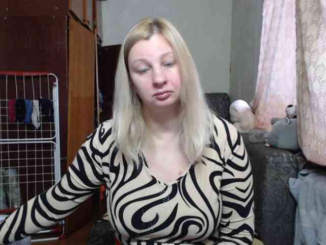 BustyBlondy webcam