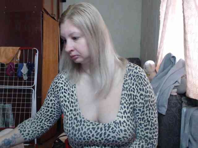 BustyBlondy webcam