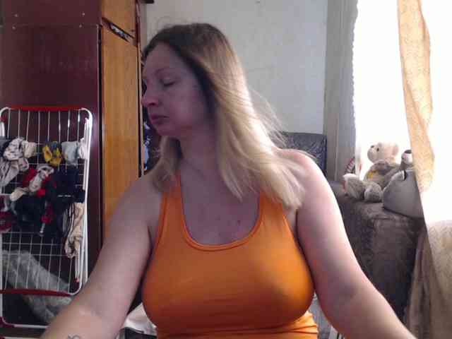 BustyBlondy webcam