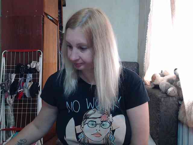 BustyBlondy webcam
