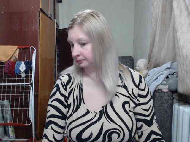 BustyBlondy webcam