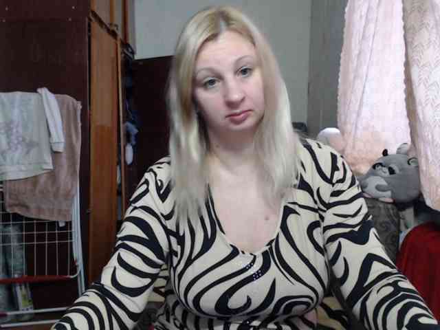 BustyBlondy webcam