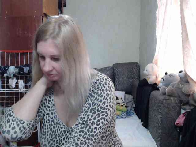 BustyBlondy webcam