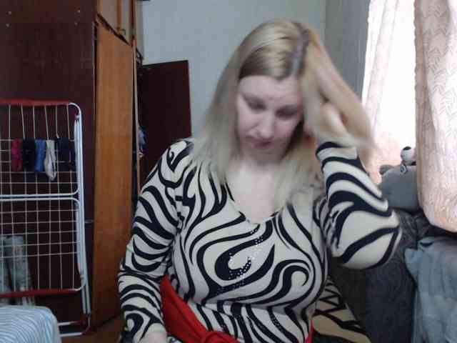 BustyBlondy webcam
