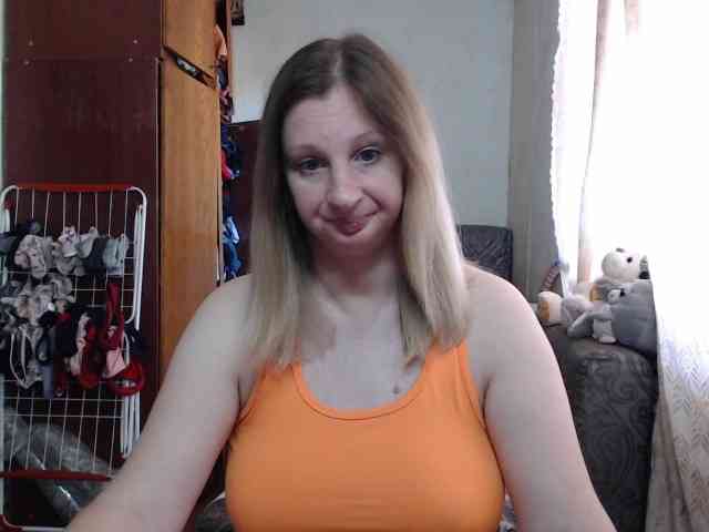BustyBlondy webcam