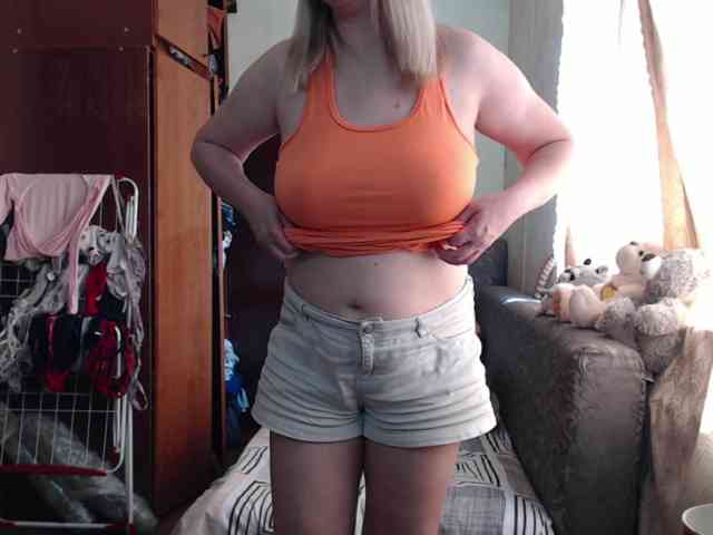 BustyBlondy webcam