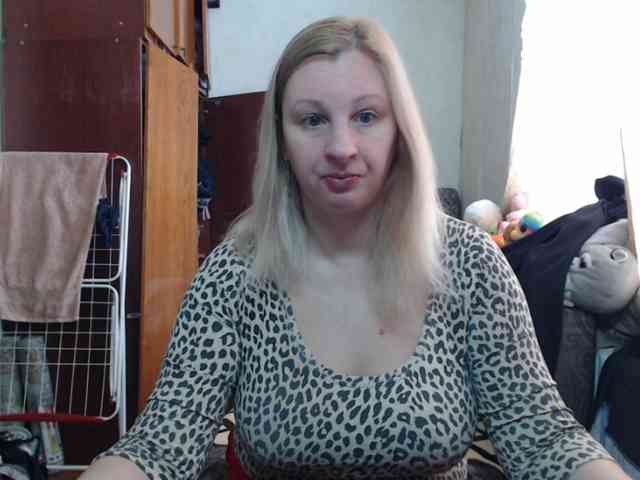 BustyBlondy webcam