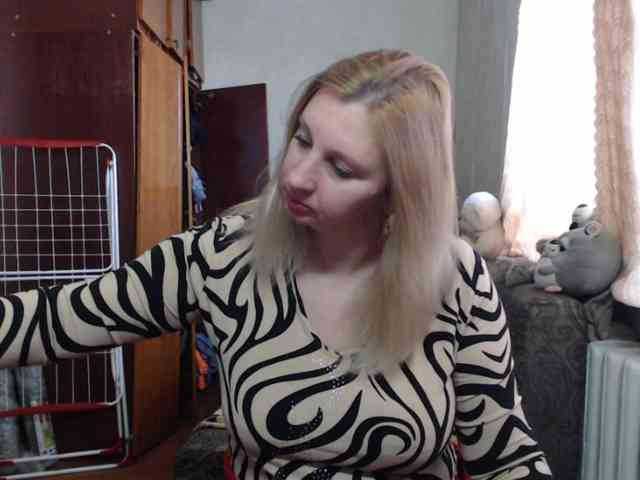 BustyBlondy webcam