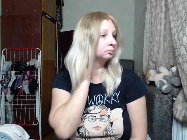 BustyBlondy webcam
