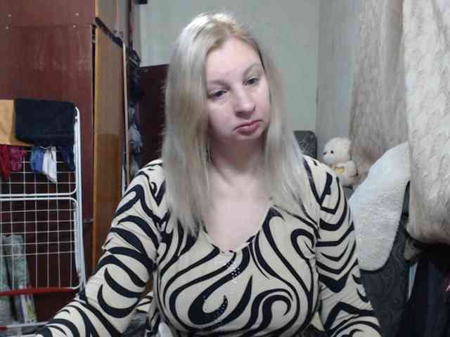 BustyBlondy webcam