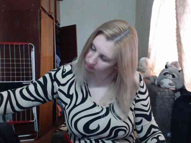 BustyBlondy webcam