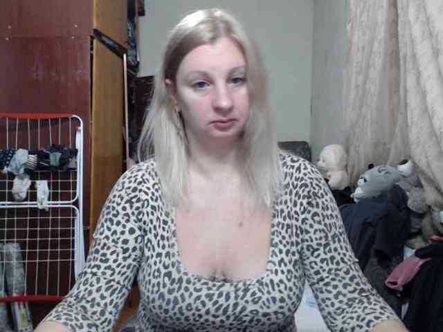 BustyBlondy webcam