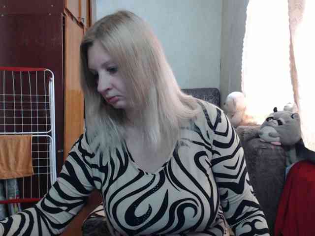 BustyBlondy webcam