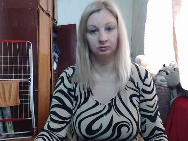BustyBlondy webcam