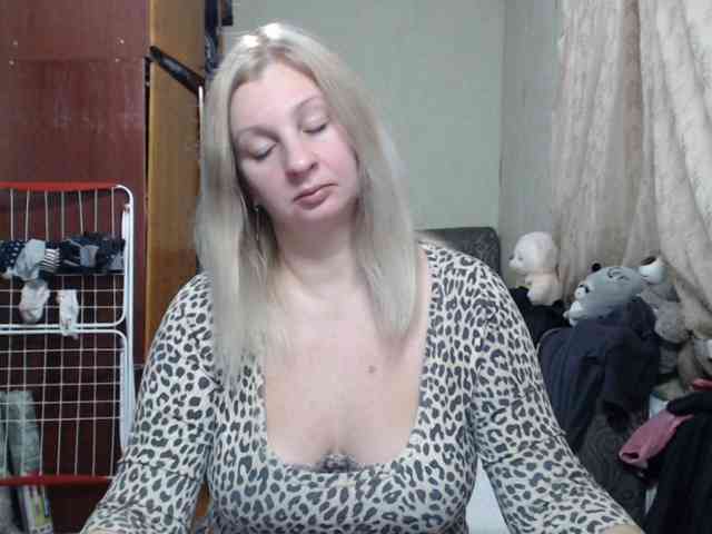 BustyBlondy webcam