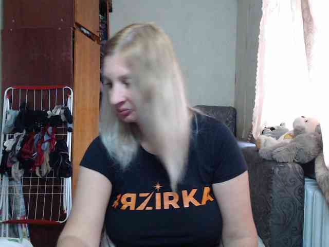 BustyBlondy webcam