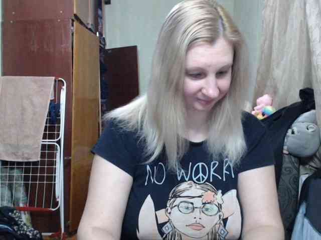 BustyBlondy webcam