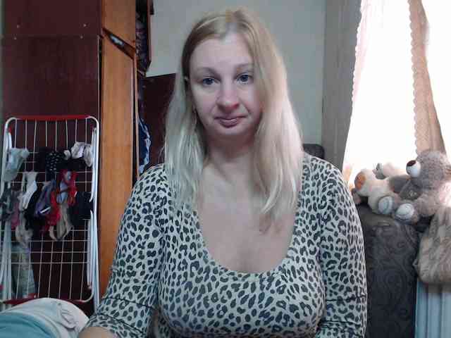 BustyBlondy webcam