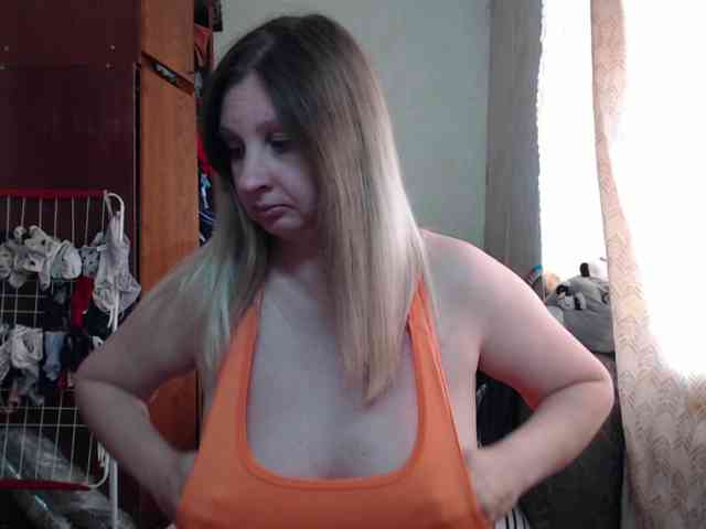BustyBlondy webcam