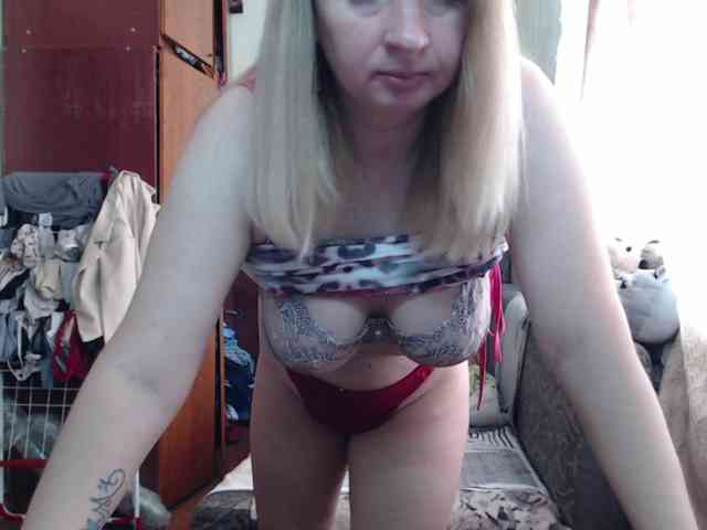 BustyBlondy webcam