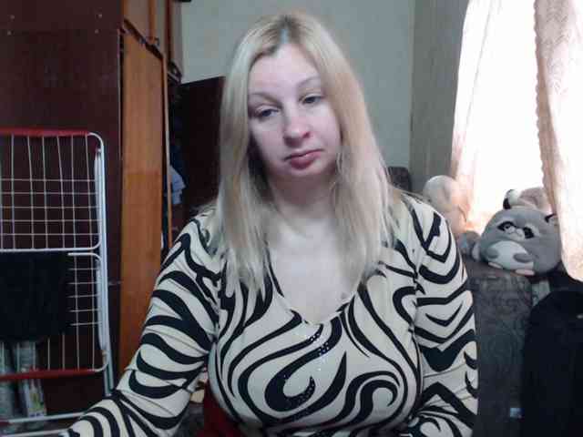 BustyBlondy webcam
