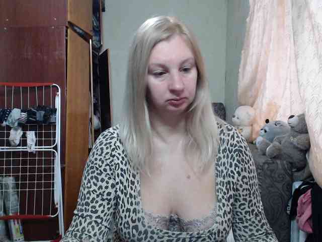 BustyBlondy webcam