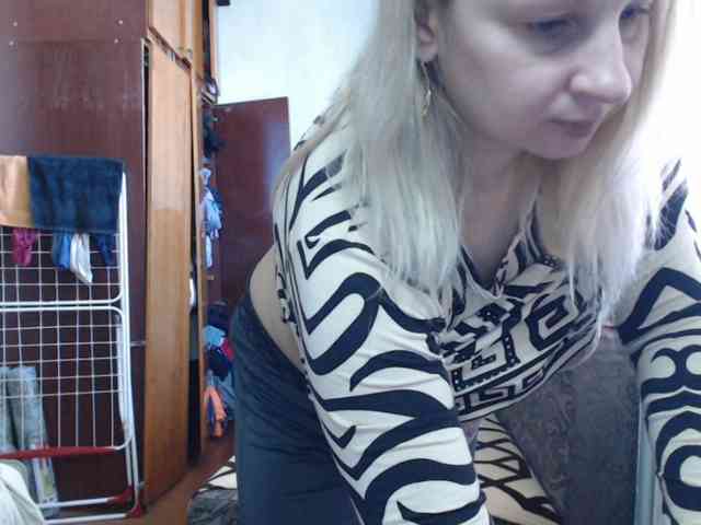 BustyBlondy webcam