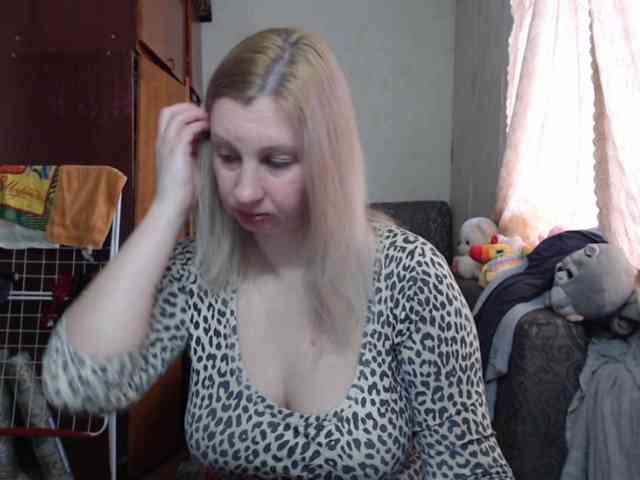 BustyBlondy webcam
