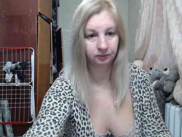 BustyBlondy webcam