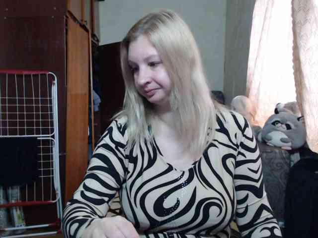 BustyBlondy webcam