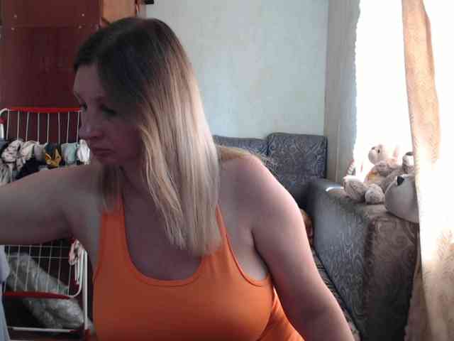 BustyBlondy webcam