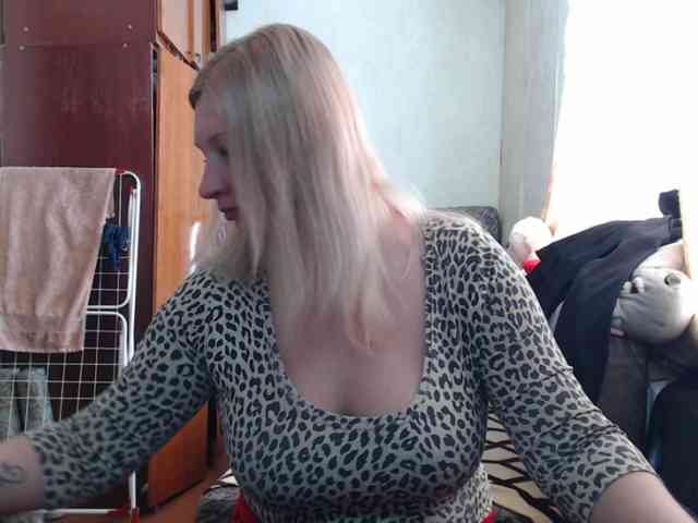 BustyBlondy webcam