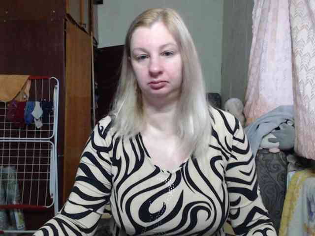 BustyBlondy webcam