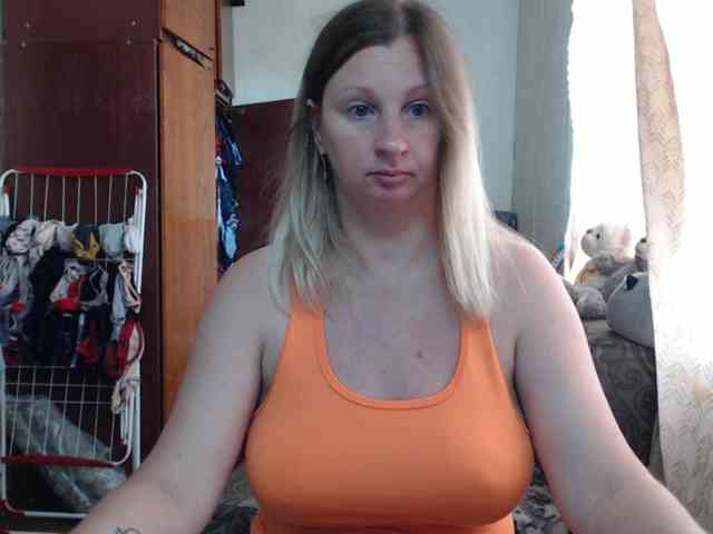 BustyBlondy webcam