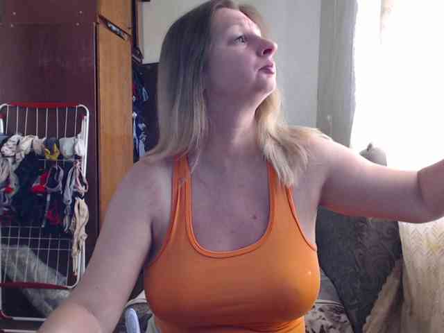 BustyBlondy webcam