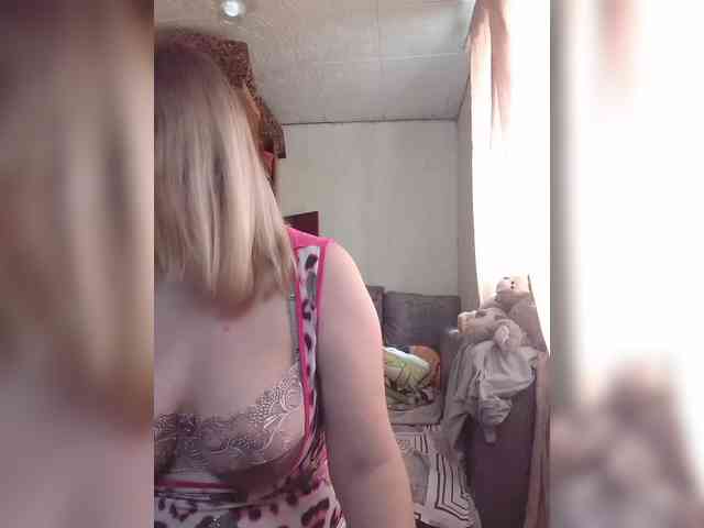 BustyBlondy webcam